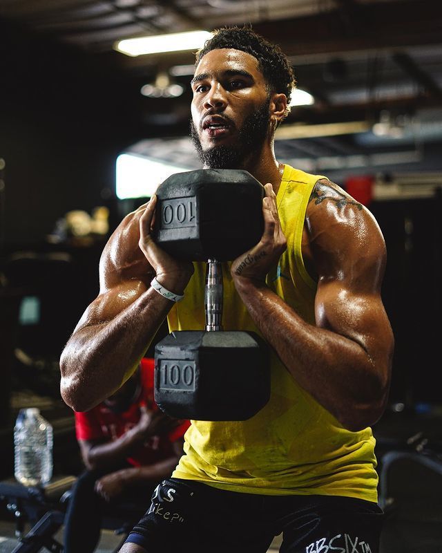 包含阿斯顿维拉训练开放日，关键时刻单刀错失引欢呼，国王杯在即，赛程密集仍需轮换的词条